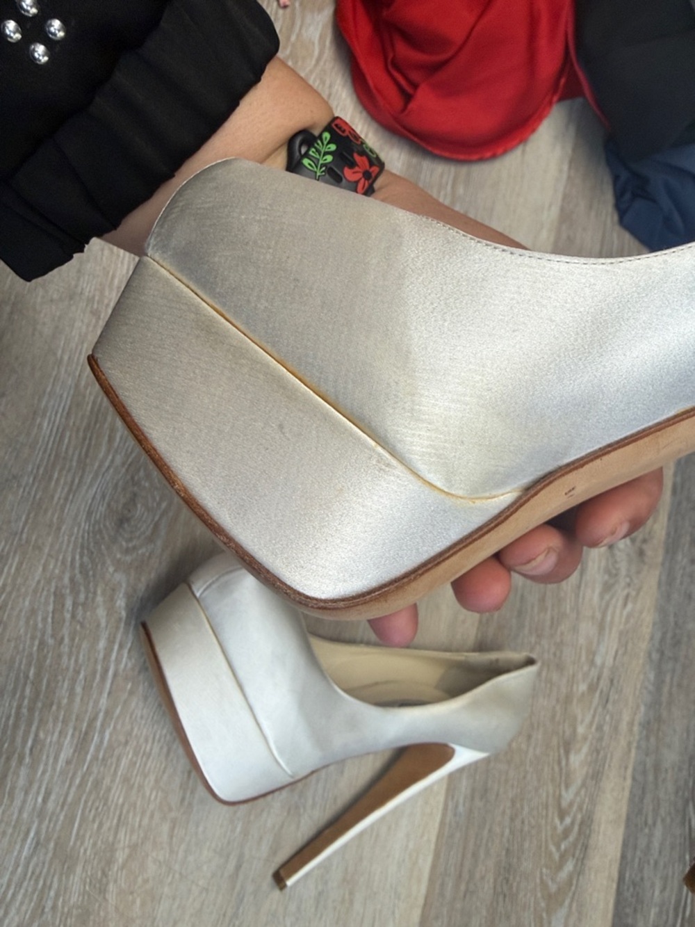 B Brian AtWood Ivory Satin Women's Pumps - Classic Court EUR 38 - Picture 8 of 9